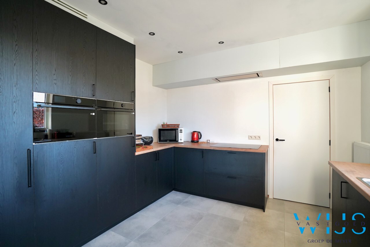 Volledig gerenoveerd woonhuis op 750m² in hartje Ertvelde ! 