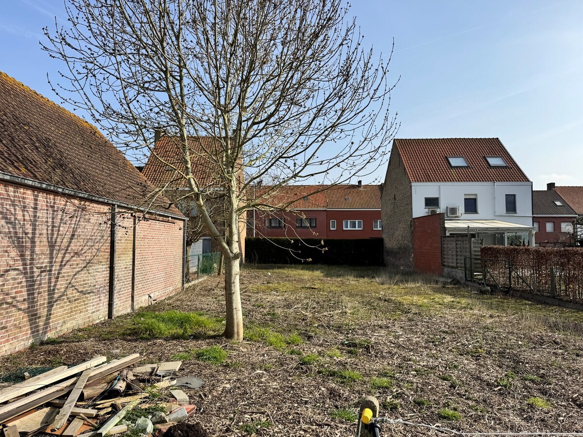 Alleenstaande woning met naastliggend stuk bouwgrond en weide te Eernegem 