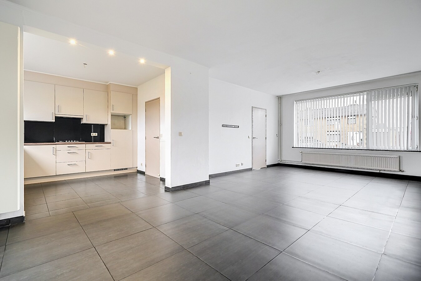 Woning met 3 (4) kamers, terras, tuintje, garage. 