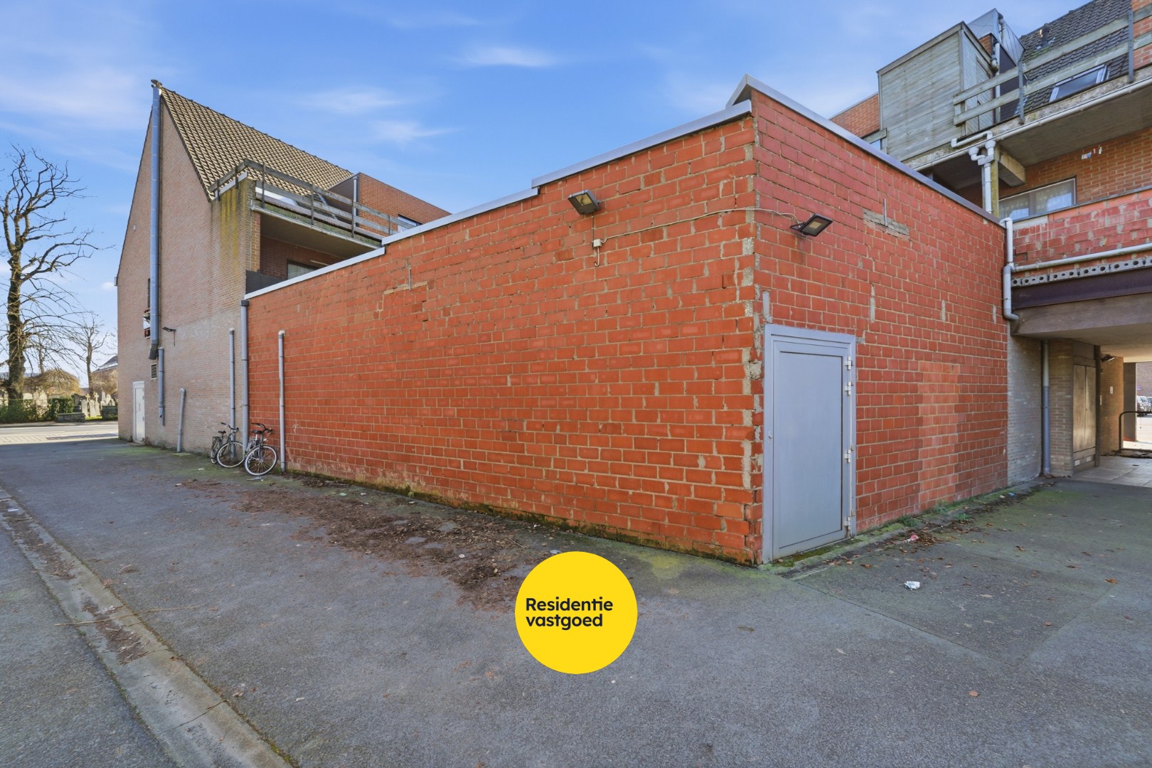 Te koop: Ruim handelspand met uitstekende visibiliteit in het centrum van Torhout 