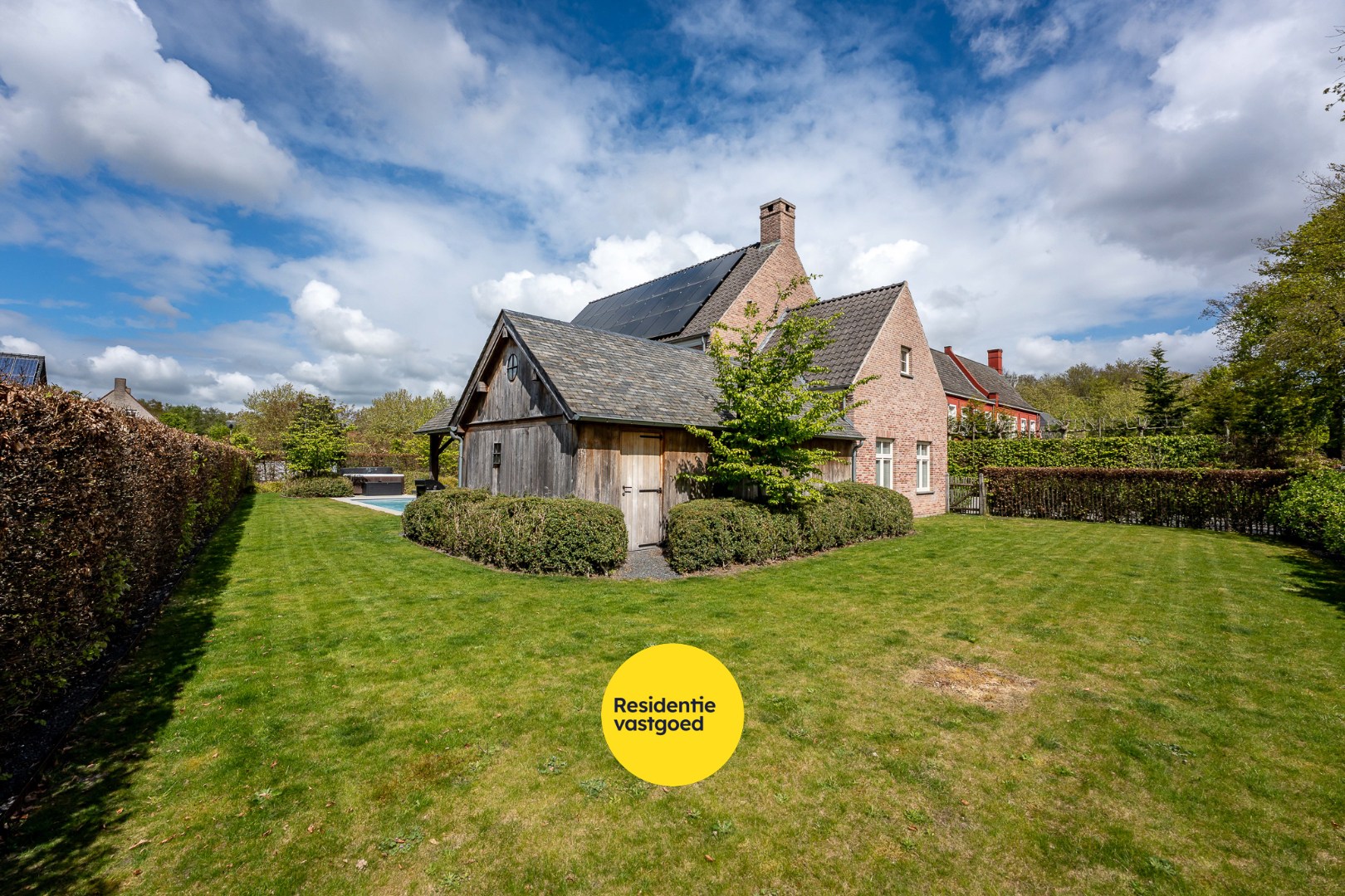 Exclusieve villa met zwembad en poolhouse in de nieuwe St-Annawijk te Sint-Andries 