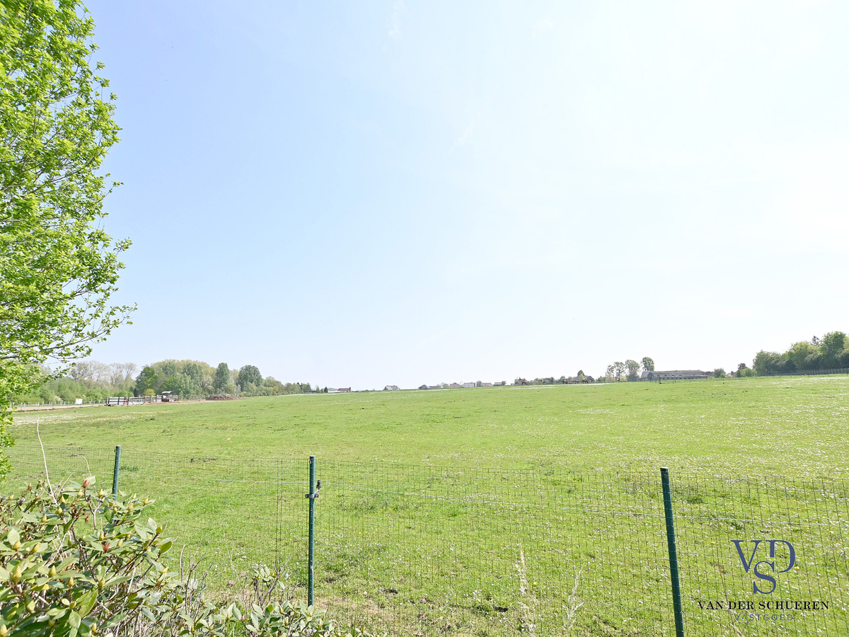 Bungalowwoning met mogelijkheden op een uniek perceel te Dikkelvenne. 