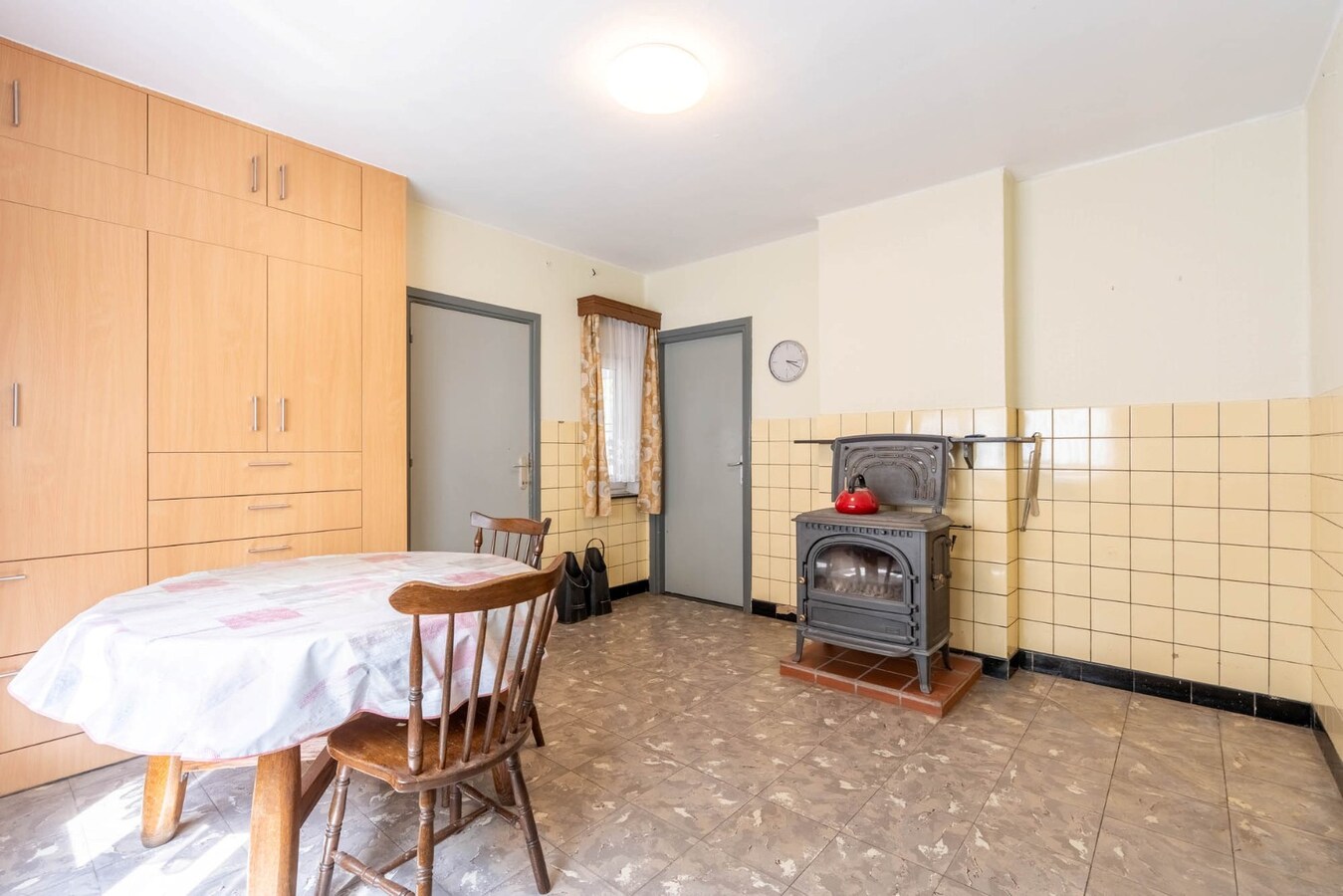 Charmante, te renoveren woning op een perceel van 9a14ca met ruime garage in achtertuin! 