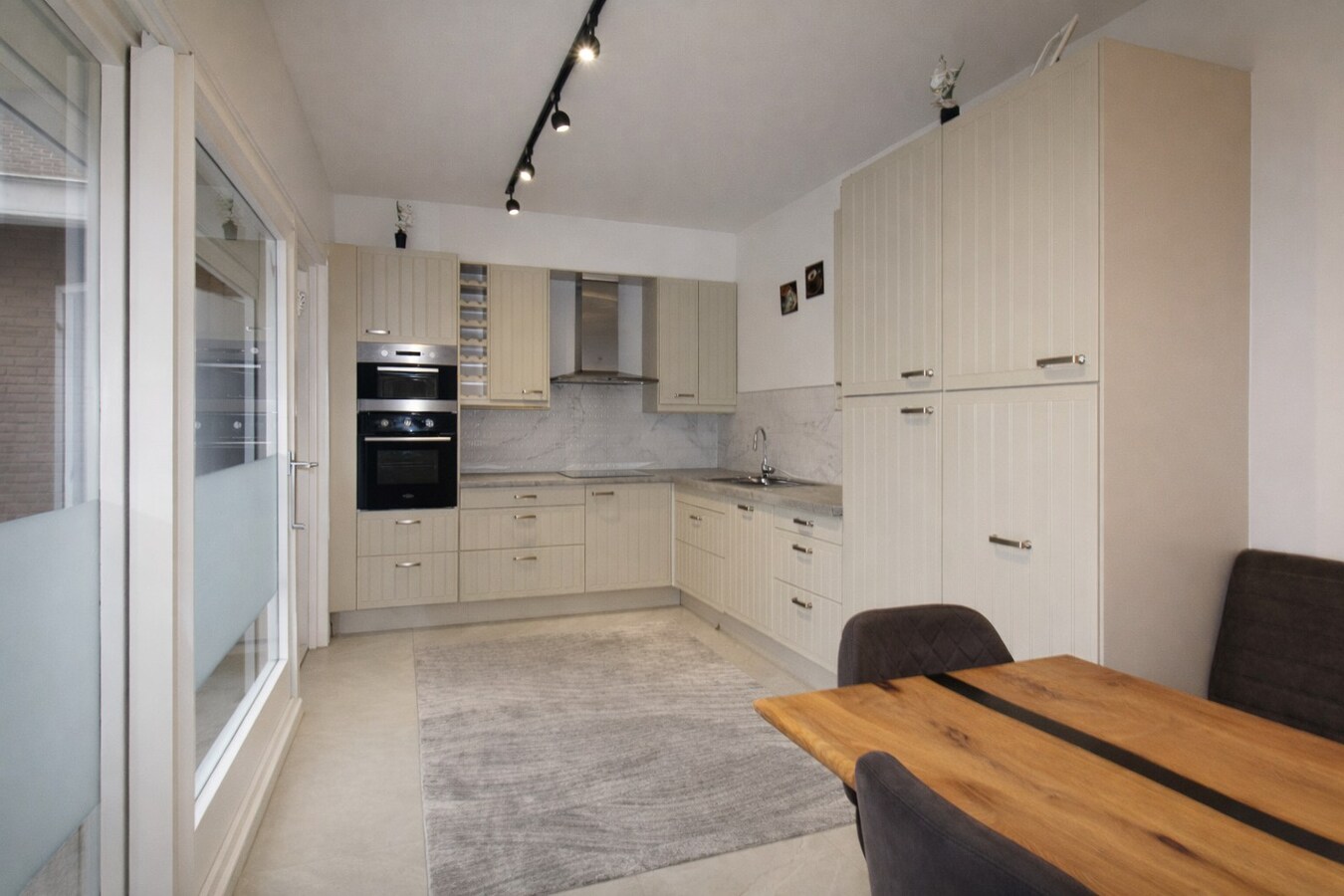 Te koop: Charmante halfopen gezinswoning met 4 slaapkamers en zuidgerichte tuin in hartje Sint-Niklaas! 