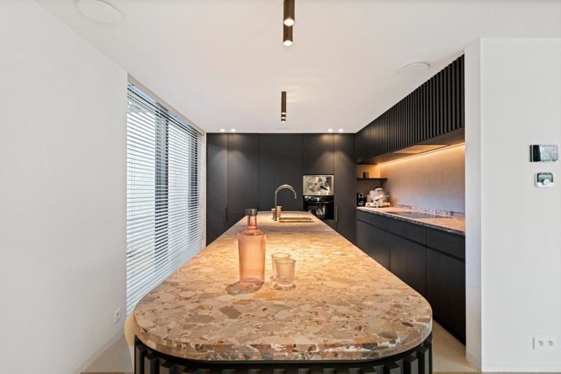 OPENDEURDAG Zaterdag 11/04  tussen 14u en 16u (Graaf Jansdijk 244) Prachtig vernieuwde koppelvilla rustig gelegen tussen Knokke centrum en Het Zoute met een perfecte Zuid-West oriëntatie. 