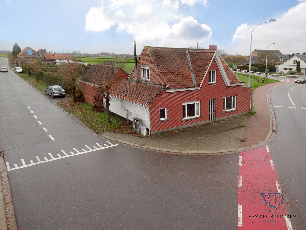 Karaktervolle, te renoveren woning (op bijna 900 m²). 