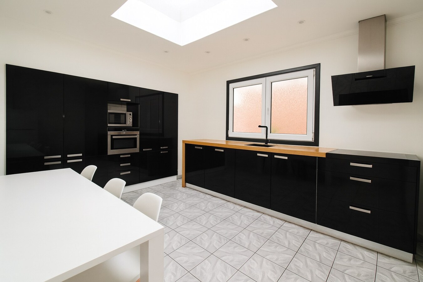 Te koop: Uitzonderlijk ruime stadswoning met 6 slaapkamers, garage en tuin in het hart van Sint-Niklaas! 