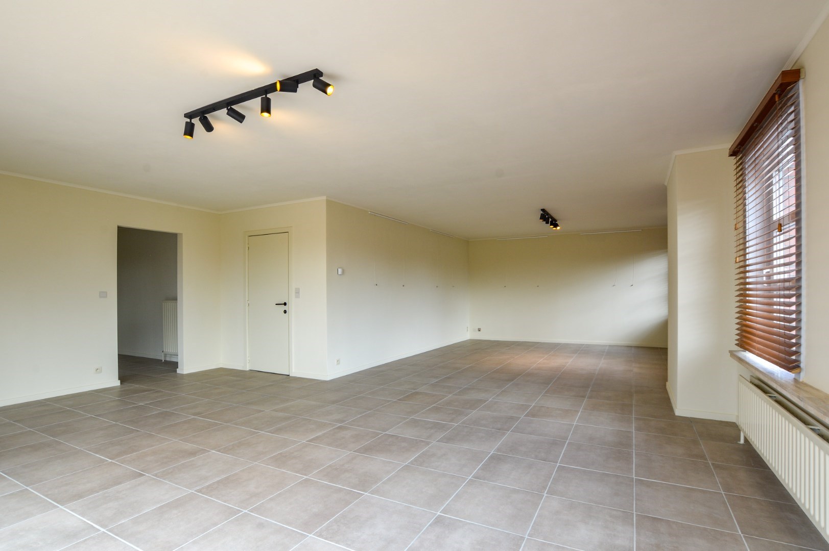Ruim appartement (146 m²) met 2 slaapkamers in het centrum van Jabbeke 