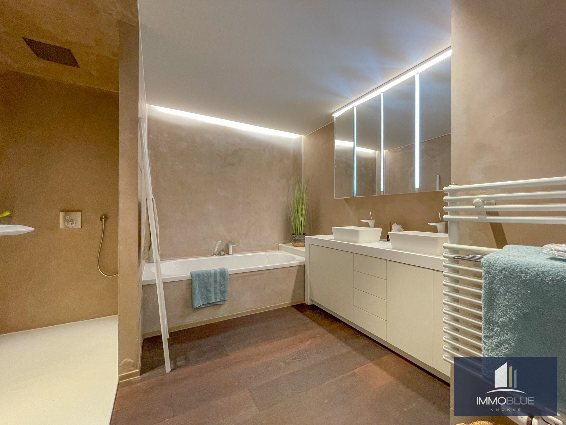 Uitzonderlijk, luxueus afgewerkt hoekappartement met frontaal zeezicht. 