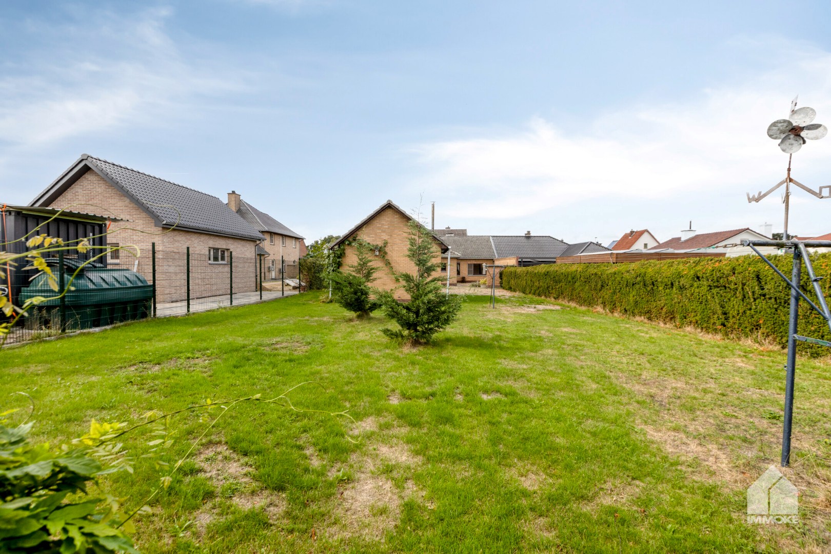 Te renoveren, gelijkvloerse woning op 13a 60ca met 2 slpk en garage. 