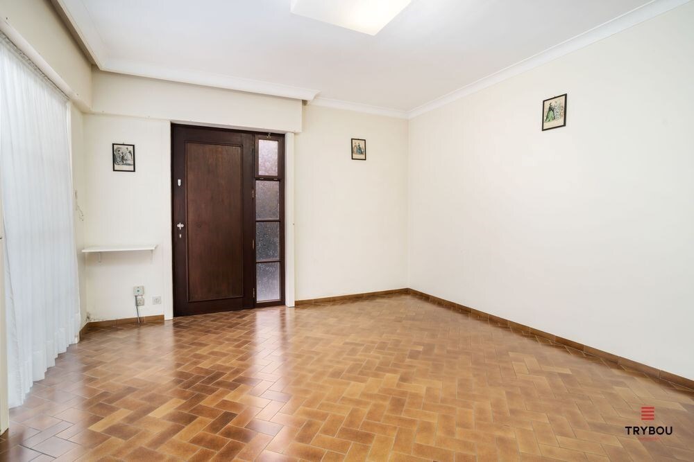 Ruime karaktervolle villa met 3 garages op 1099m² 