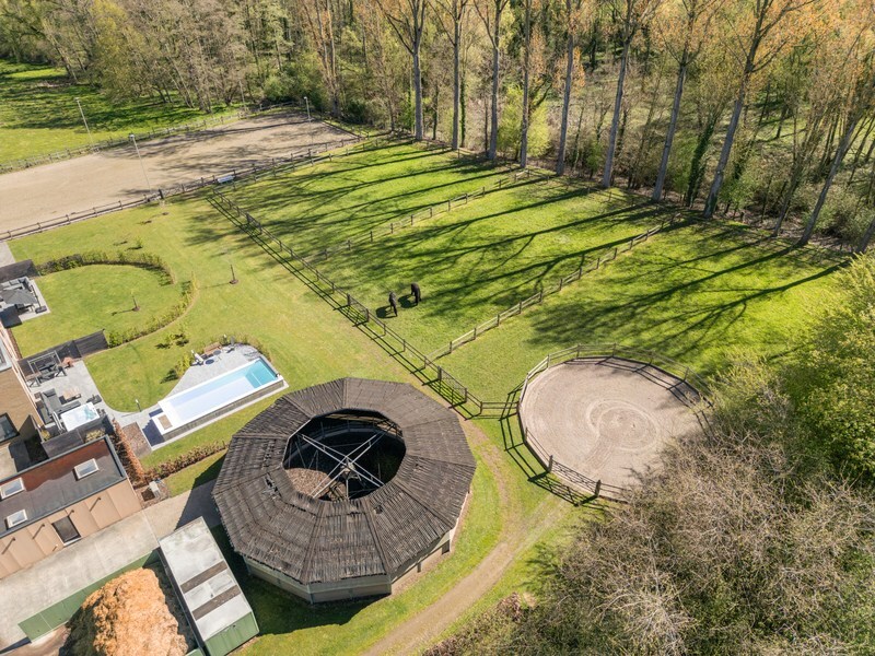 Moderne villa met hippisch complex op 15.856m² 