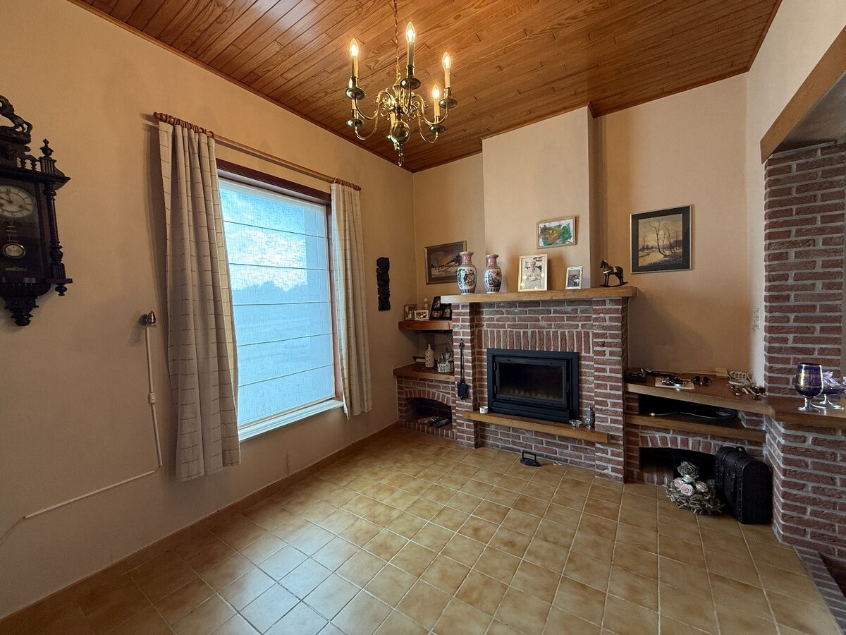 Grote eigendom met atelier. 