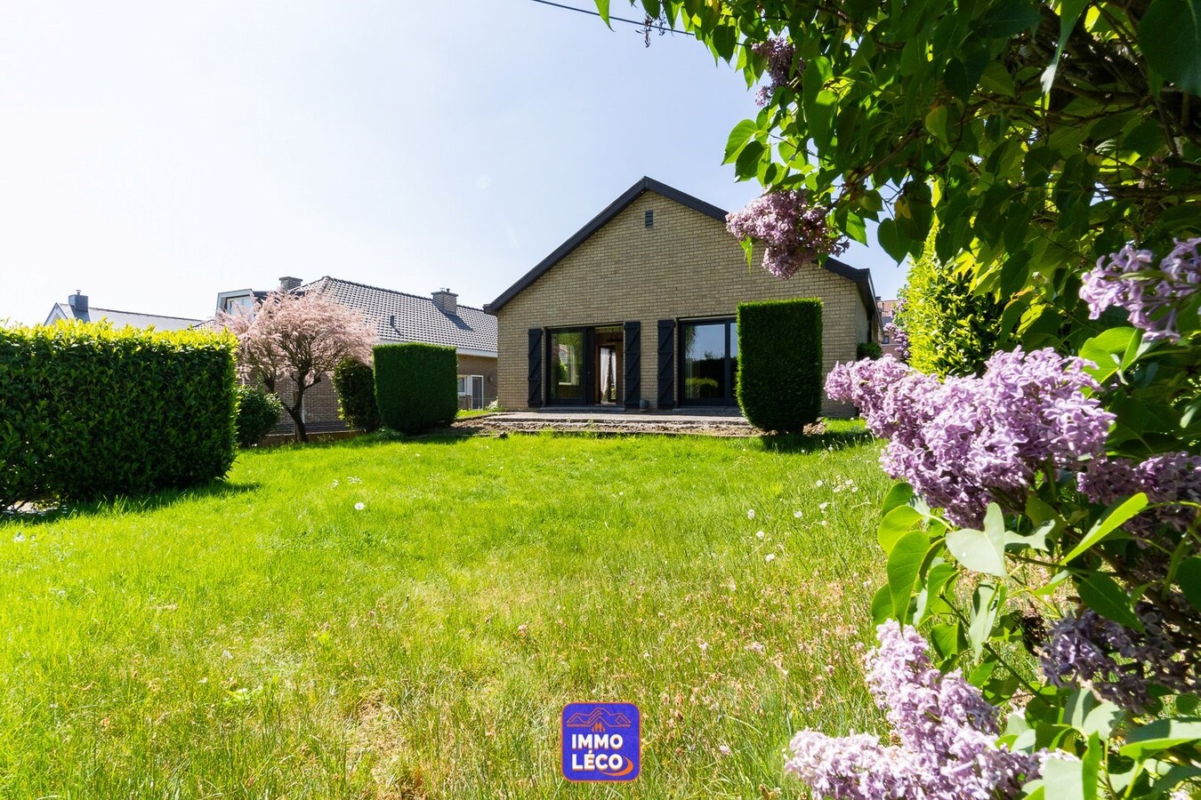 Plain-Pied avec deux garages situé à "La Coquinie", excellent potentiel ! 