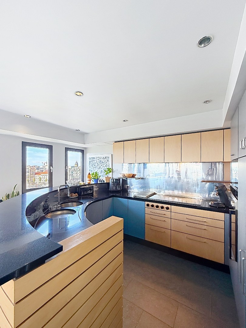 Appartement prêt à emménager exceptionnellement bien situé avec une vue magnifique sur le port de plaisance. 