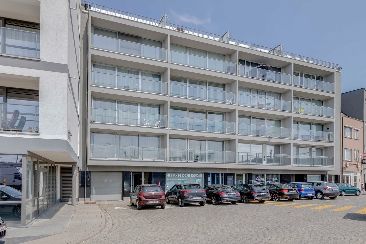 Centraal gelegen ruim appartement met optioneel een garage. 