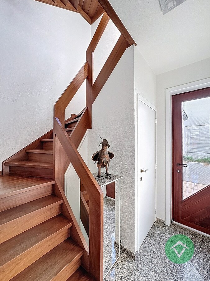 Deze instapklare handelswoning is gelegen in het centrum op een commerciële topligging op de markt van Koekelare 