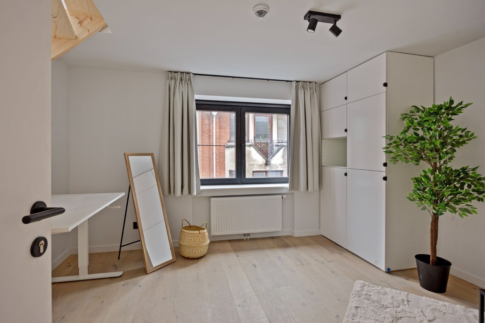 Volledig gerenoveerde en gemeubelde studentenkamers met privé-sanitair. 