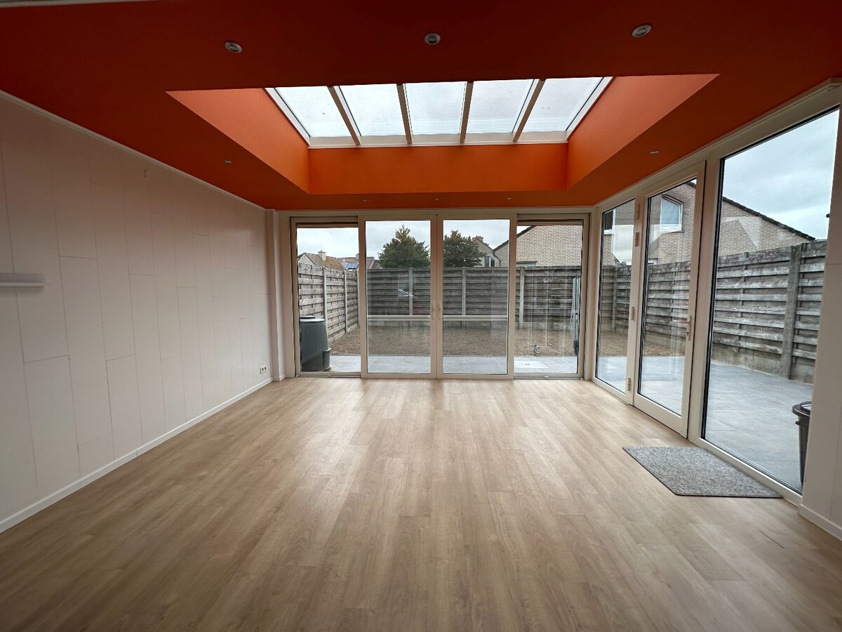 Centraal gelegen, lichtrijke woning met drie slaapkamers en garage 