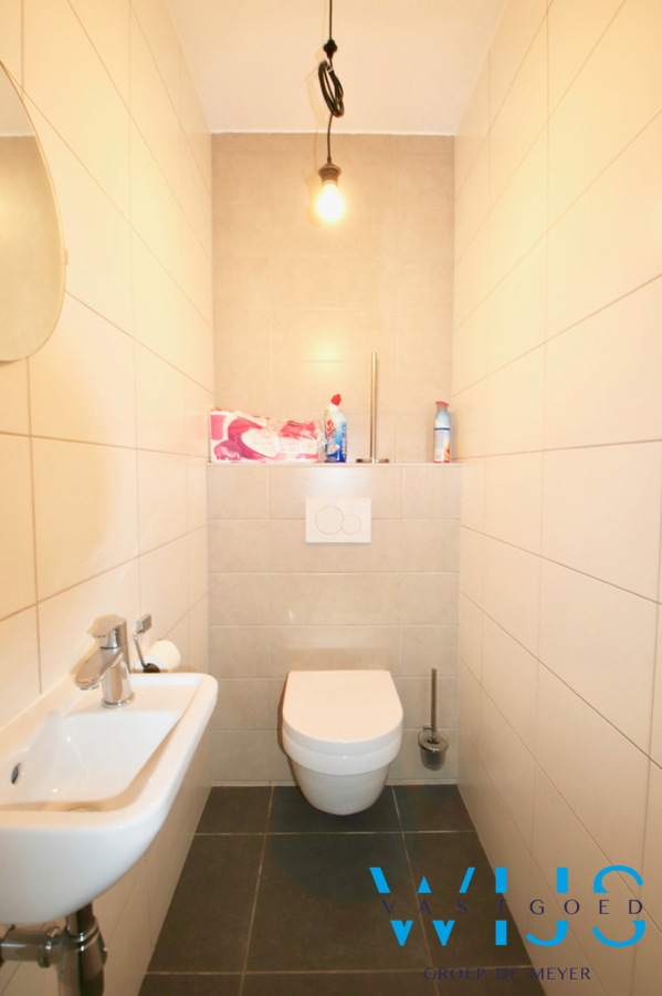 Gelijkvloers éénslaapkamer appartement met garage &amp; terras in het landelijke Oosteeklo ! 