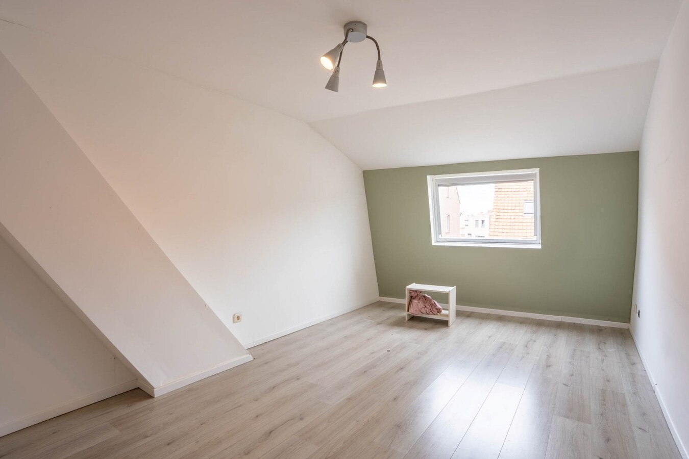 Een knusse rijwoning met tuintje en 3 slaapkamers, gelegen pal in het centrum van Maaseik. 