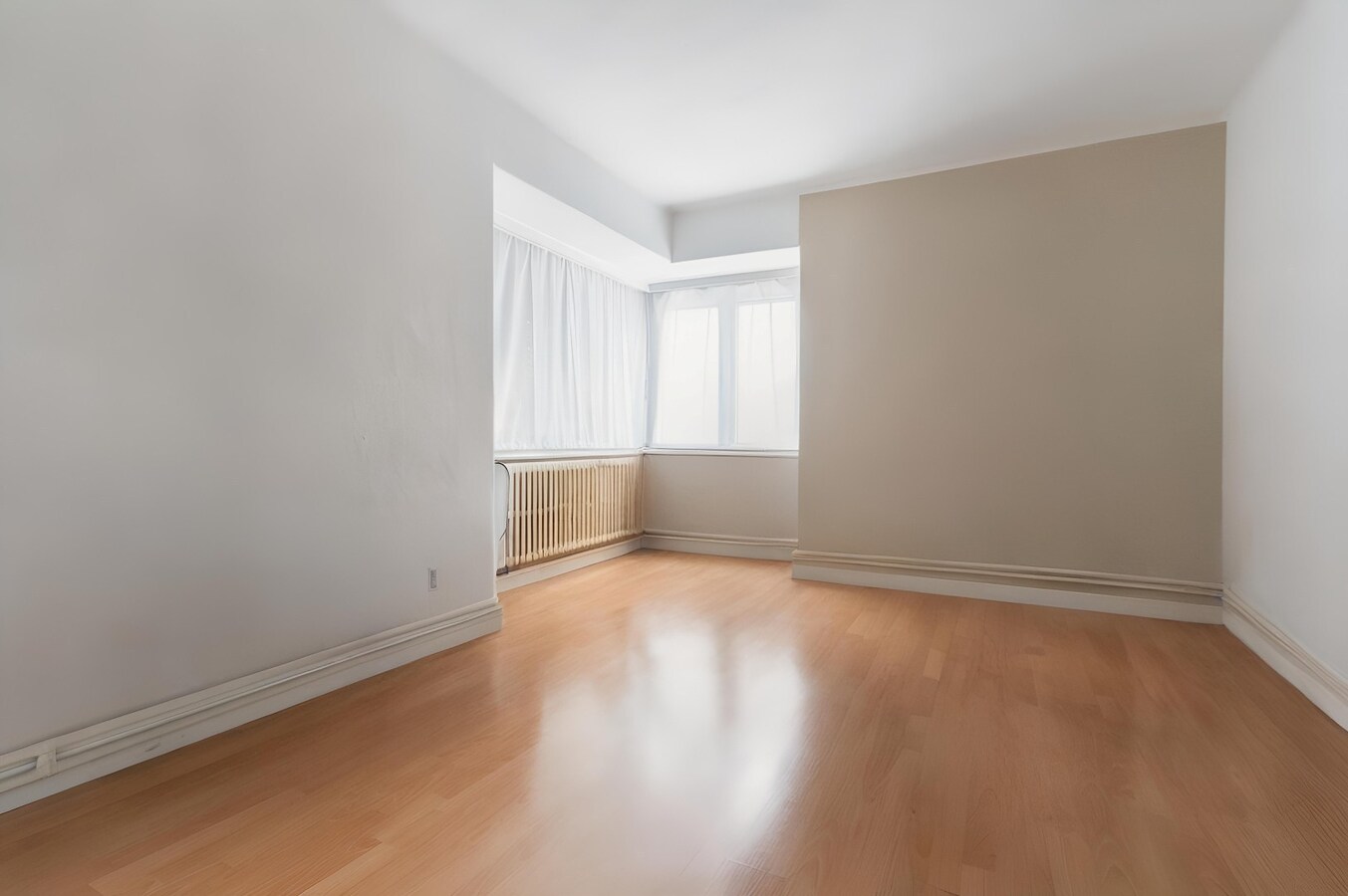 Grande maison 3 façades avec espace commercial – Opportunité rare ! 