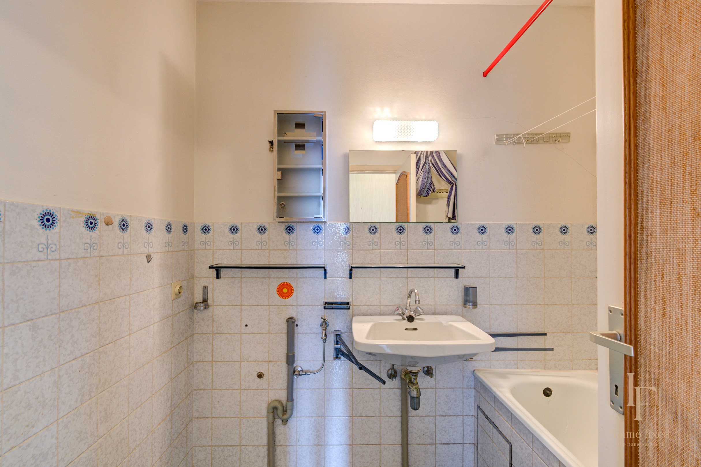 Te renoveren parel met potentieel + garagebox te Berchem! 