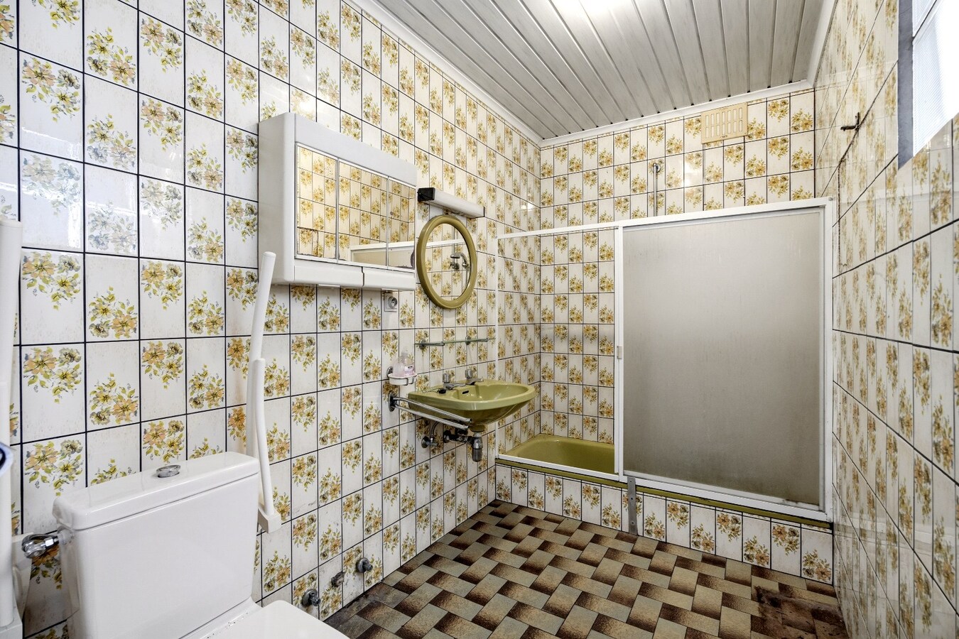 Ruime halfopen bebouwing op een perceel van 1491m² met 7 slaapkamers! 