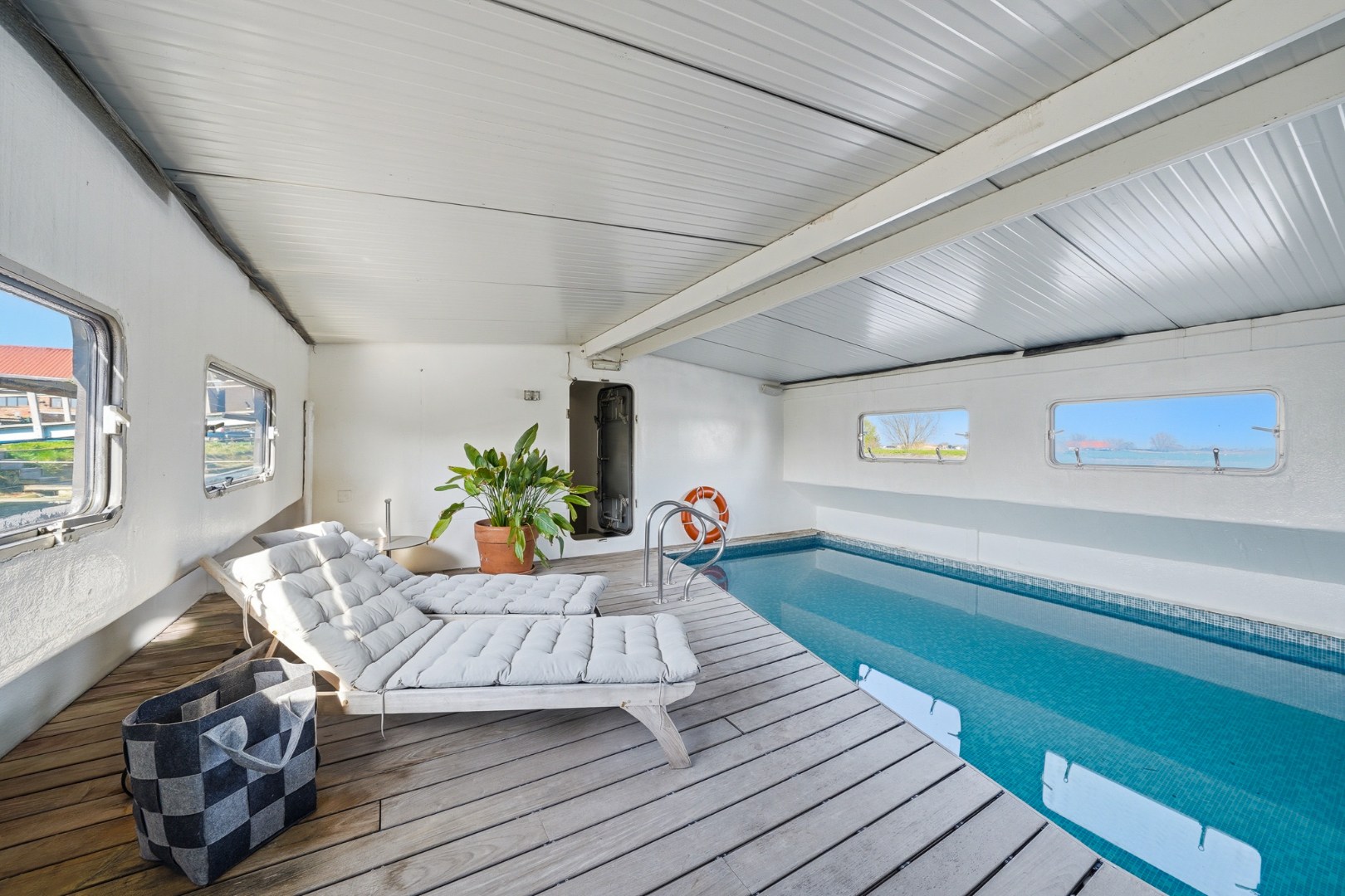 Unieke woonboot met B&amp;B en vergunde ligplaats in Plassendale 