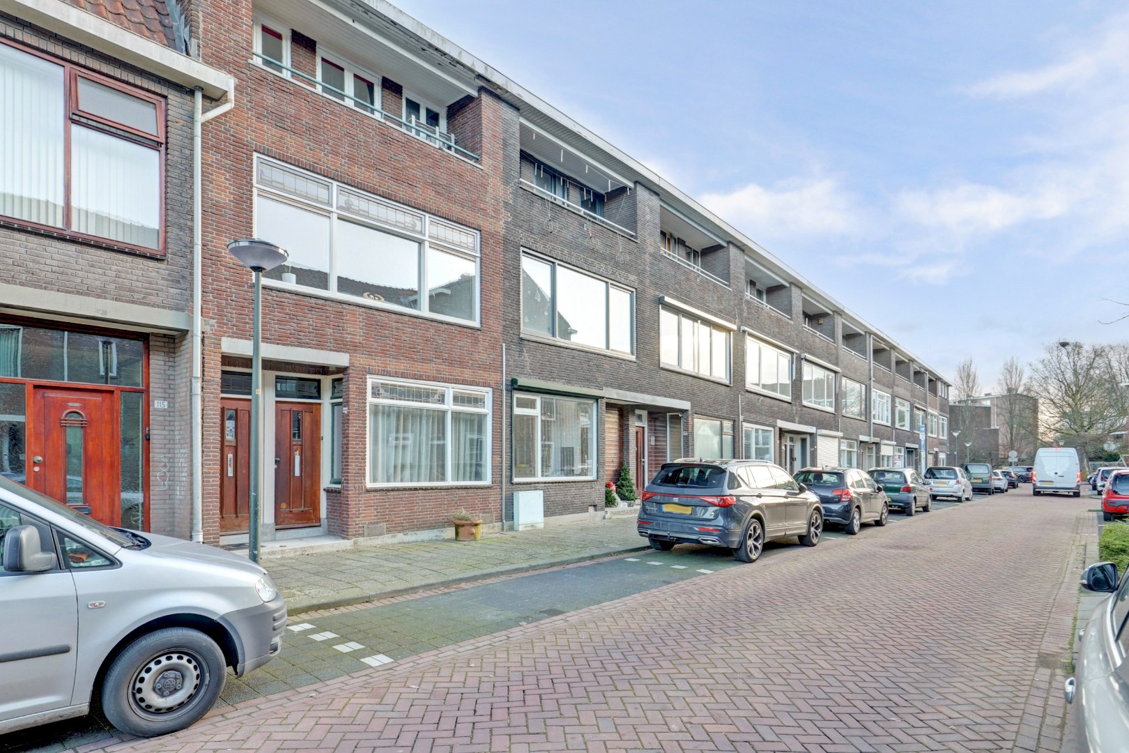 Ruime dubbele bovenwoning met drie slaapkamers, berging en de mogelijkheid tot het realiseren van een extra vierde slaapkamer. 