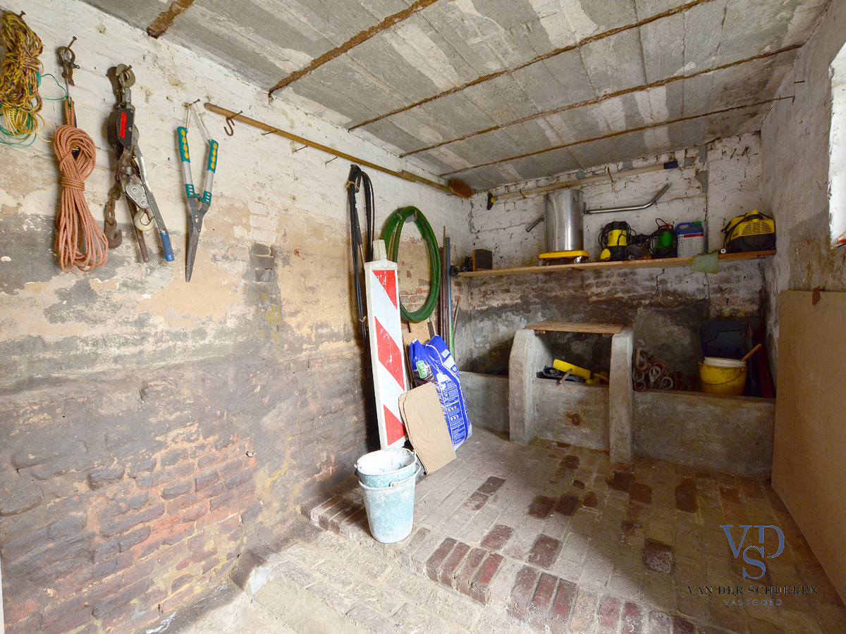 Stevige woning met karaktervolle stallingen in hartje Dikkelvenne. 