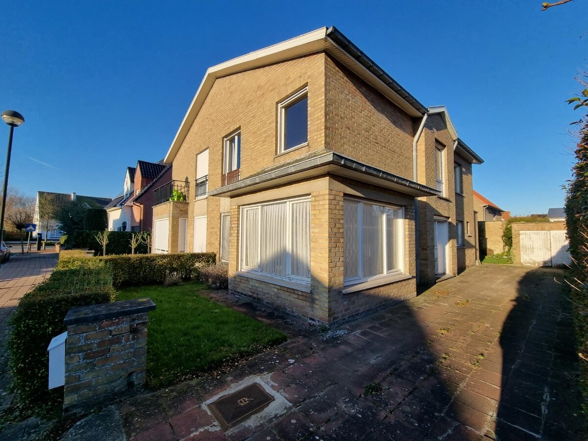 Zeer goed gelegen, te renoveren halfopen bebouwing - Heist 