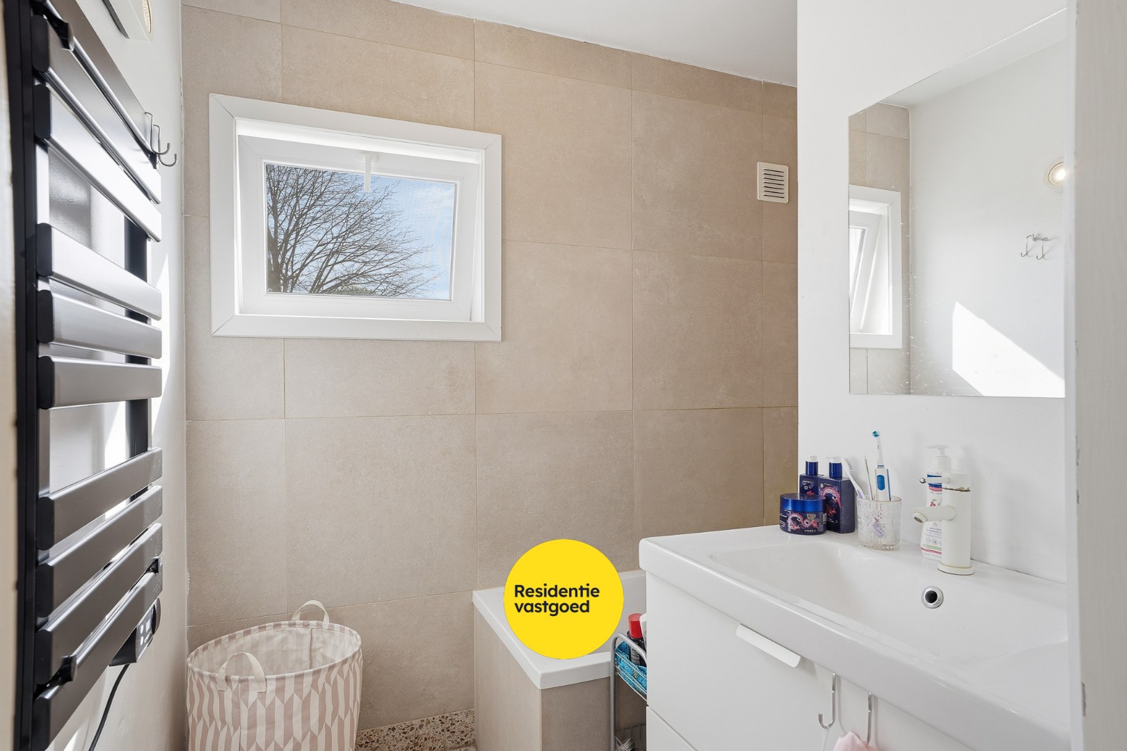 Halfopen bebouwing in een rustige woonwijk te Loppem 