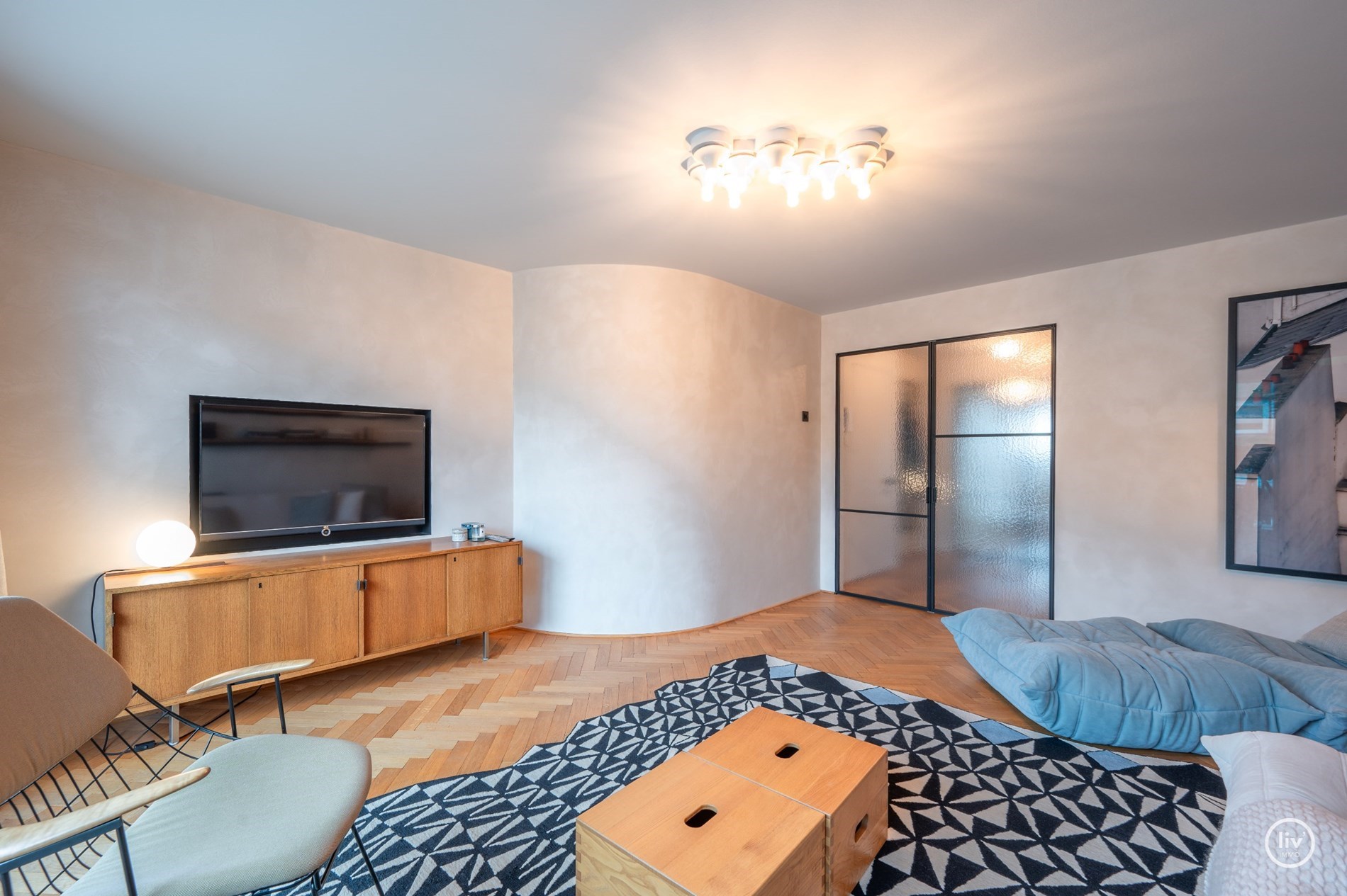 Uniek afgewerkt duplex dakappartement met mooie terrassen gelegen aan de zuidkant van de Kustlaan, vlakbij het Driehoeksplein. 