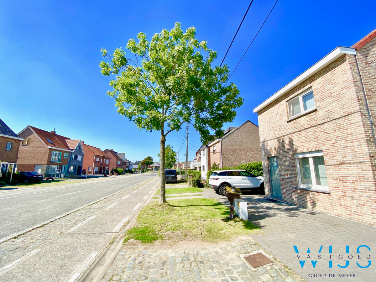 Tof woonhuis op een ideale locatie in OOSTEEKLO ! 