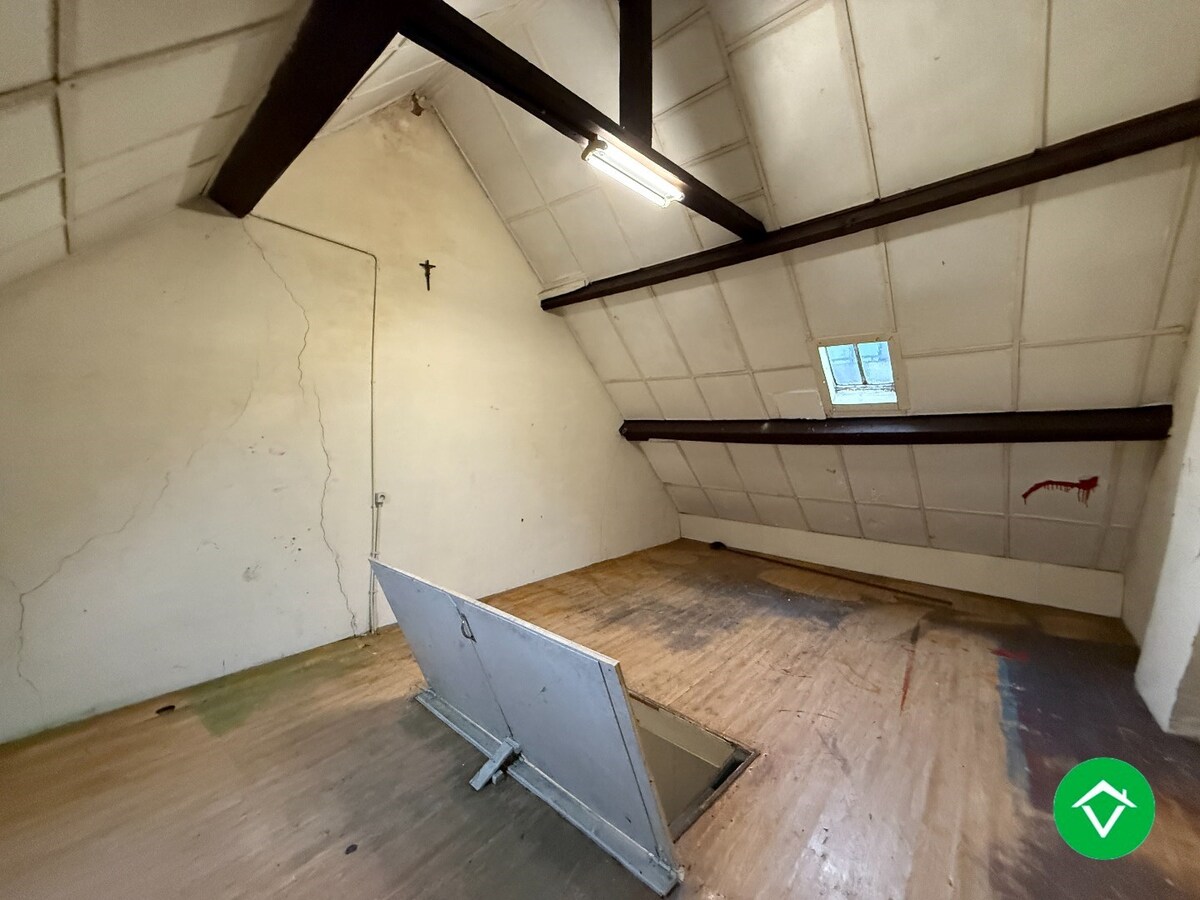 Instapklare rijwoning met 2 slaapkamers, zolder en koer in centrum Roeselare 