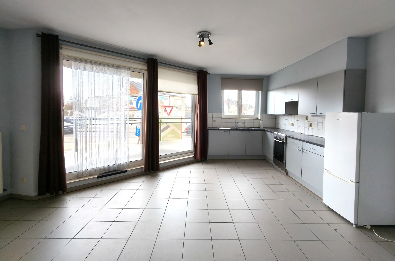 GELIJKVLOERS APPARTEMENT MET GARAGE 