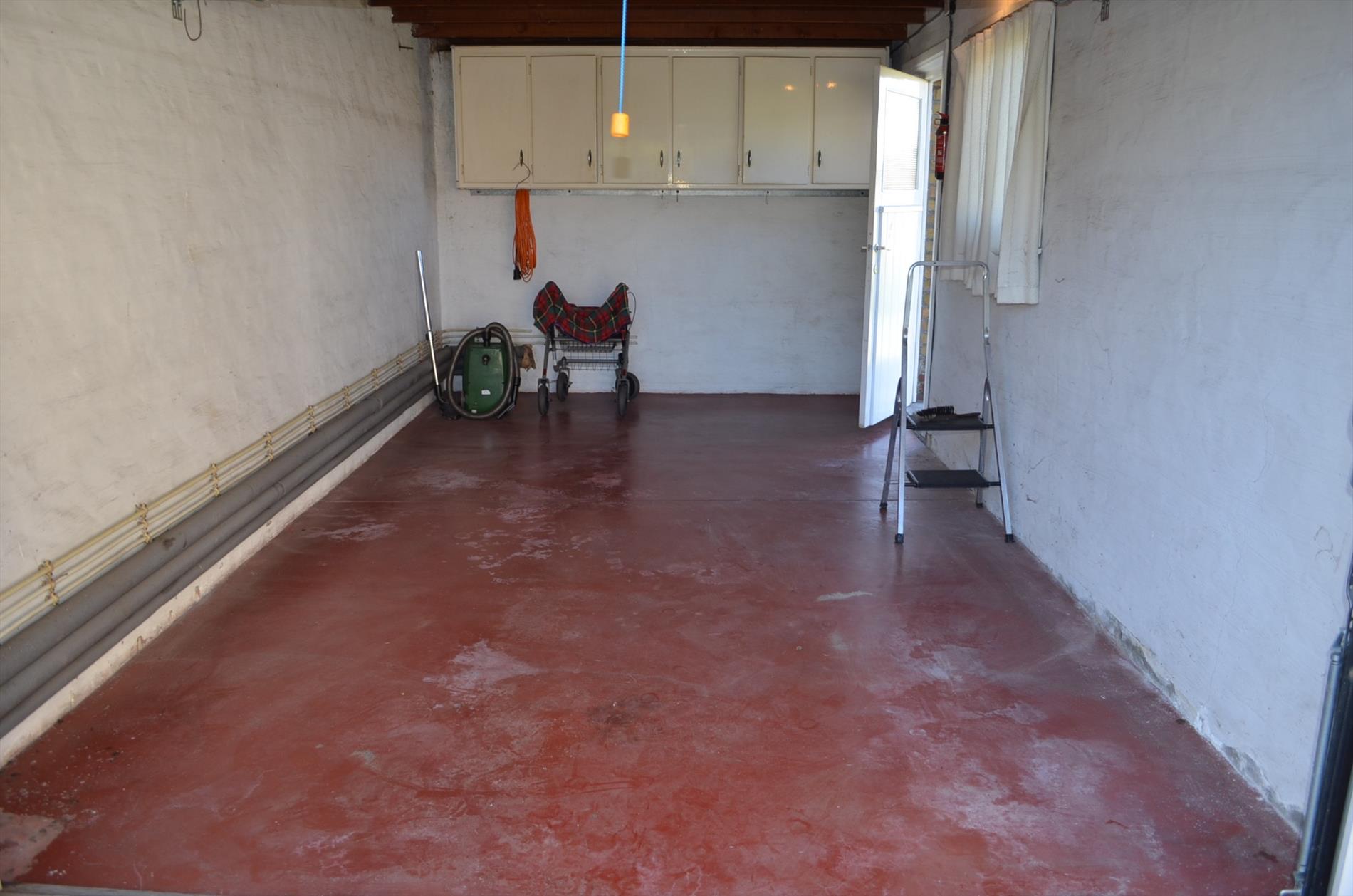 Op te frissen woning op 709m² rustig gelegen te Adegem 