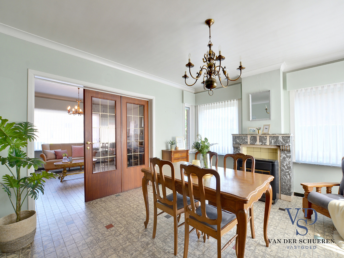 Degelijke woning met tuin en afz. garage. 