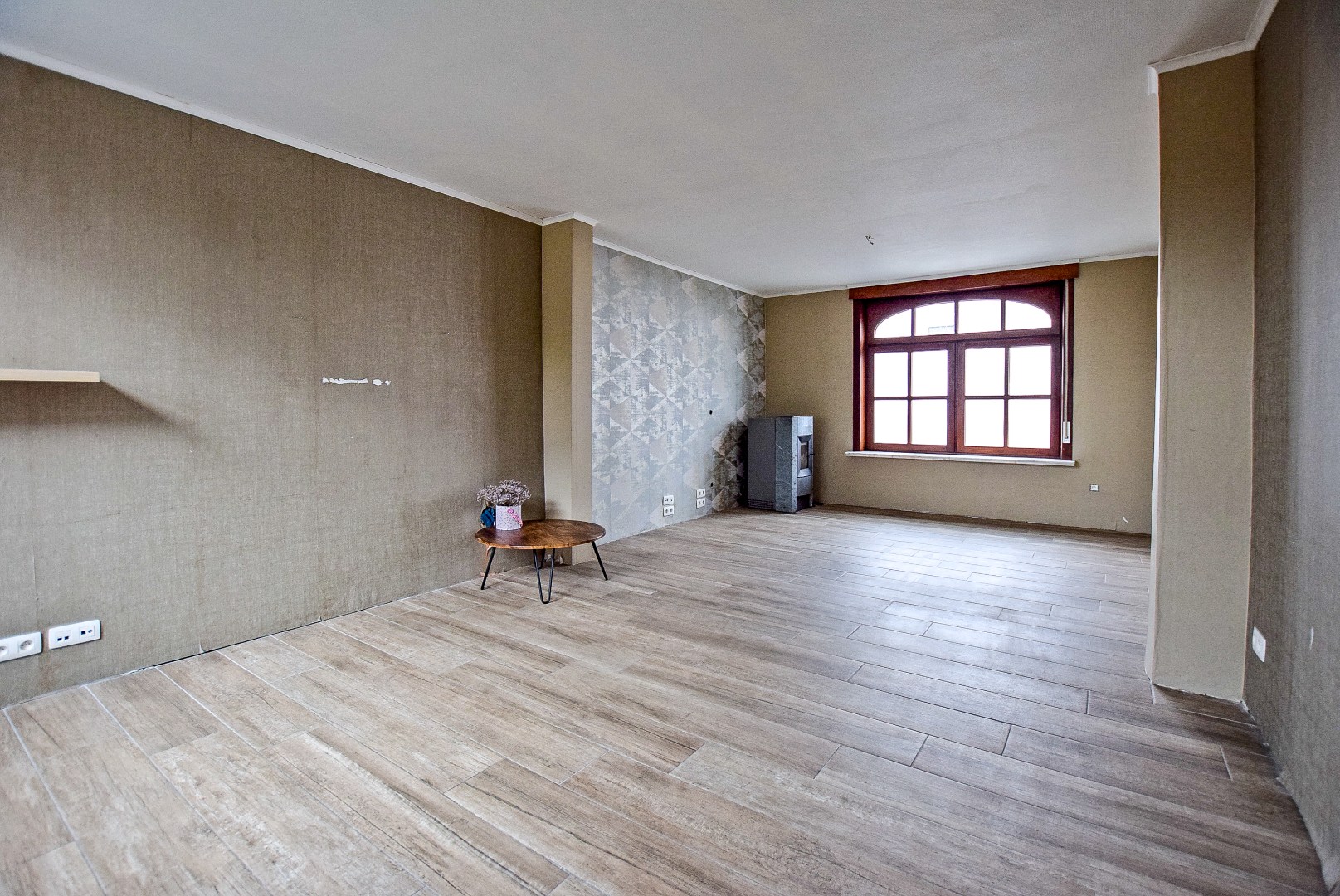 Ruime woning met dubbele garage en knappe uitzichten te centrum Veurne 