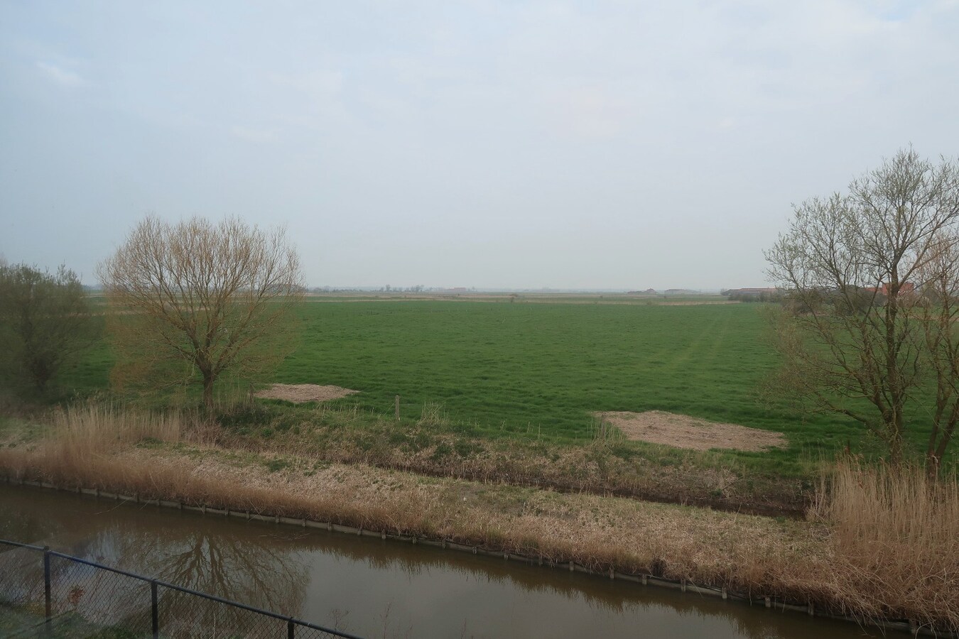 Moderne koppelwoning met 4 slaapkamers en prachtige vergezichten, omringd door groen 