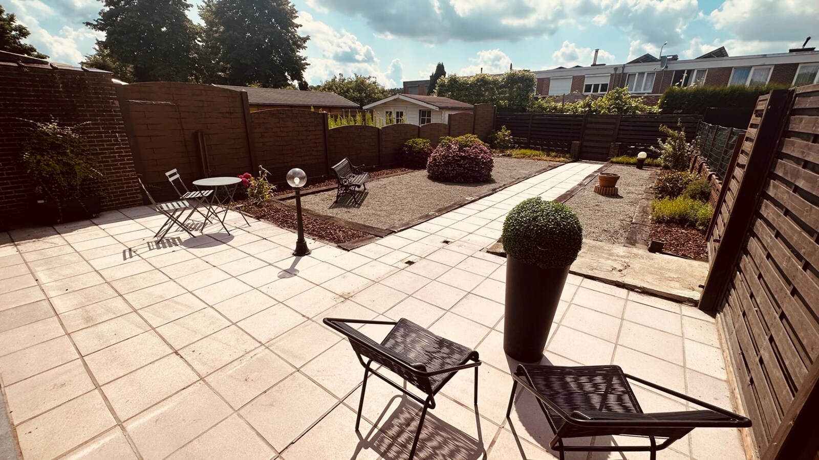 Ruime instapklare woning met 4 slaapkamers, tuin en garage. 