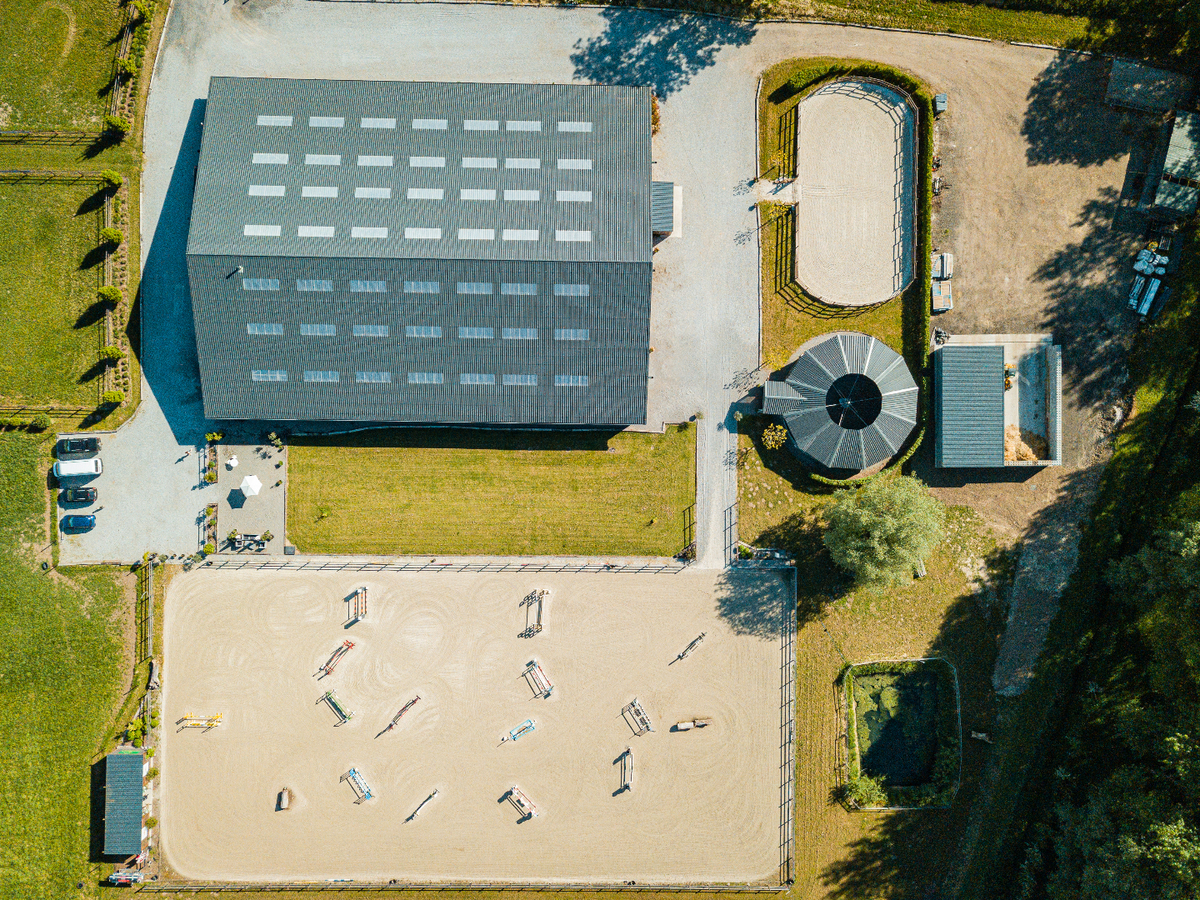 Professional recently built equestrian center on more than 3ha at Hannut (Luik/Liège; Belgium) 