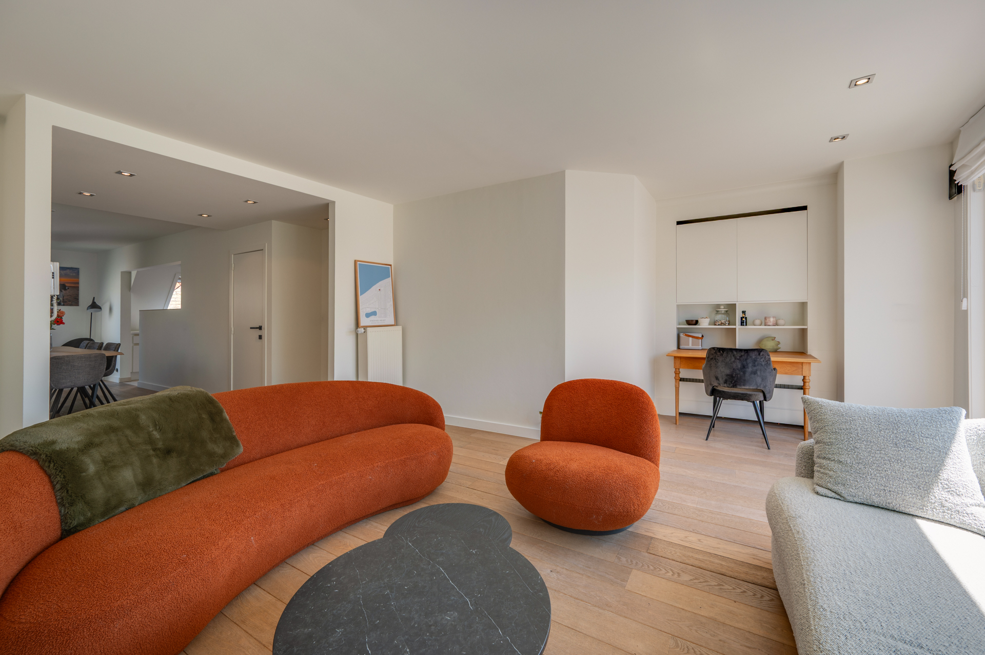 Exclusif duplex penthouse avec 3 chambres et terrasse ensoleillée, situé dans un emplacement de choix près de la place Rubens et de la mer. 