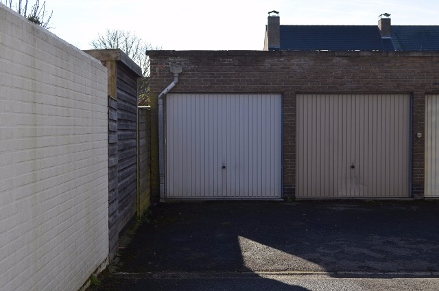 Gelijkvloers app met 2 slpks en garage te centrum Eeklo 