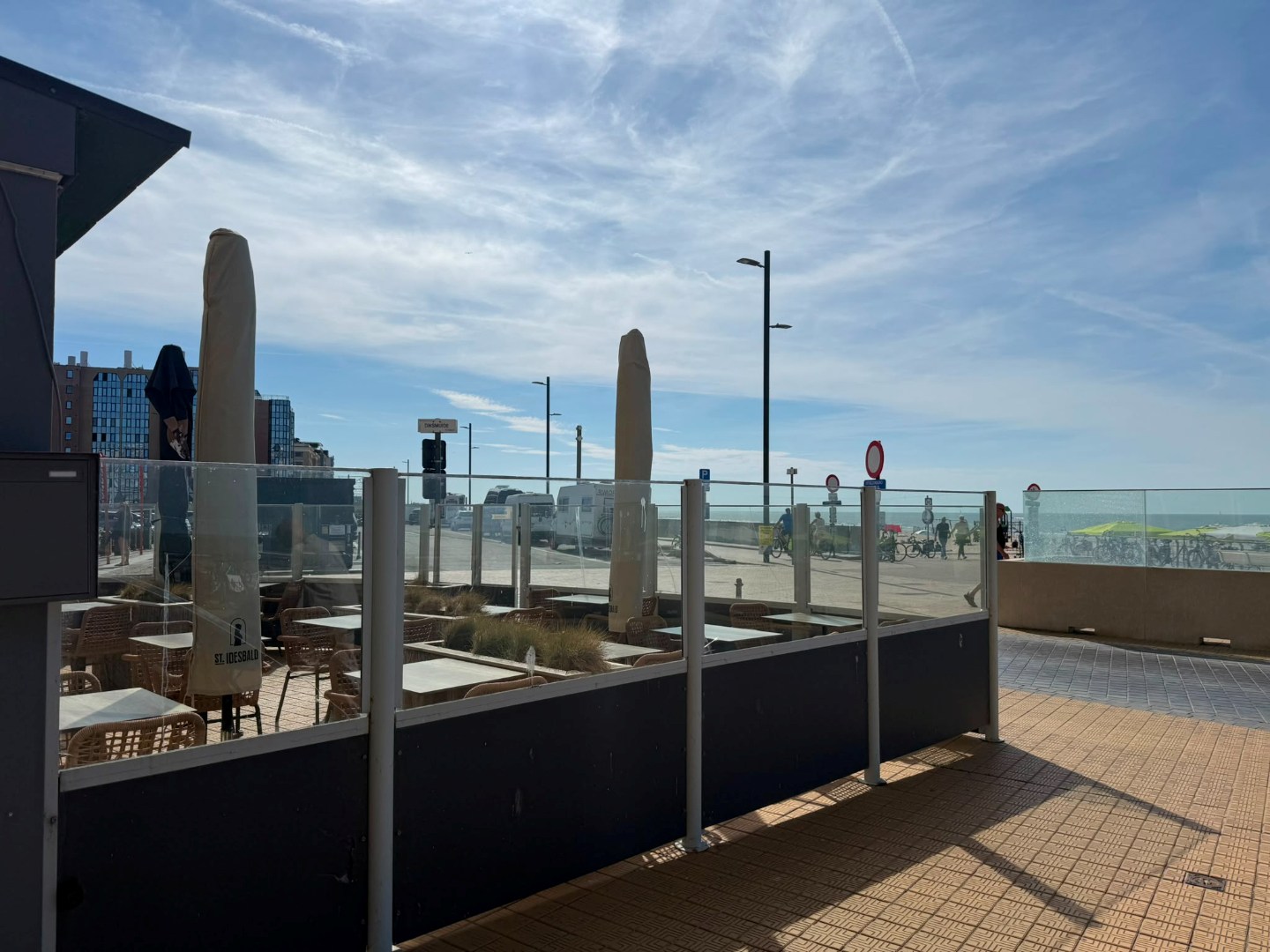 Restaurant / Salon de thé magnifiquement rénové - Emplacement exceptionnel en bord de mer - Terrasse ensoleillée 