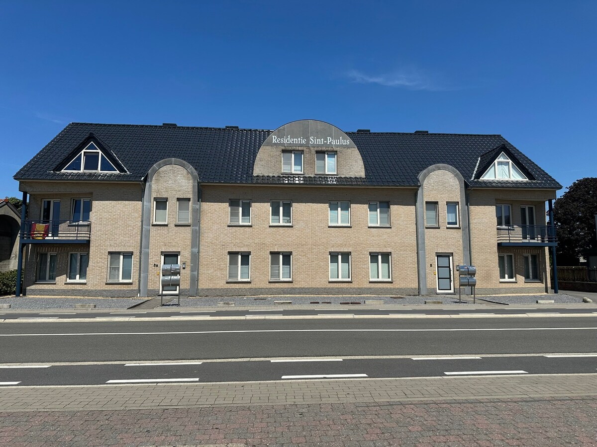 Gelijkvloers 3-gevel appartement met tuintje 