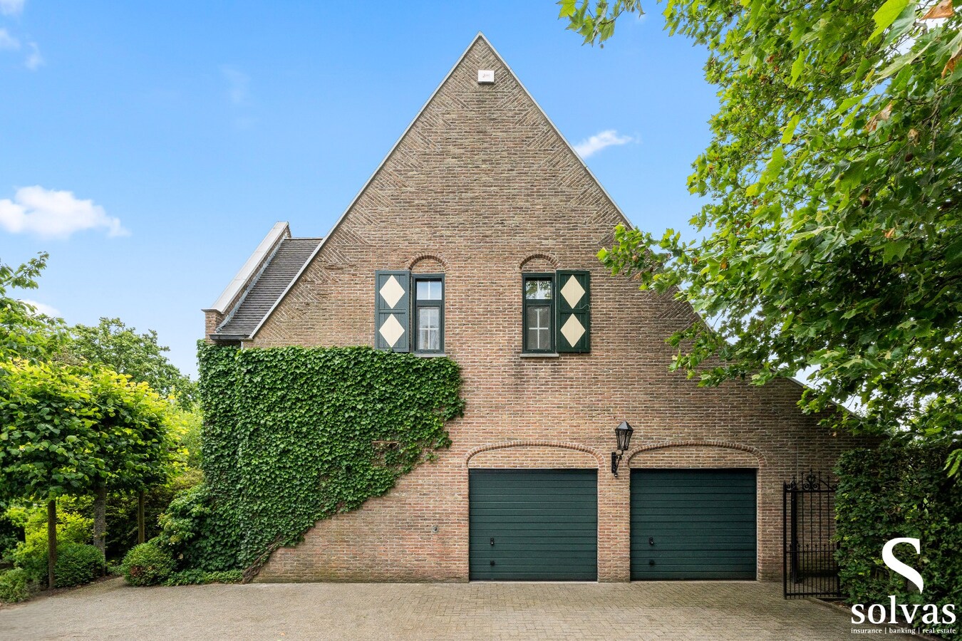 Instapklare, hoogwaardig afgewerkte woning op 1.214 m² met 4 slaapkamers en dubbele garage 