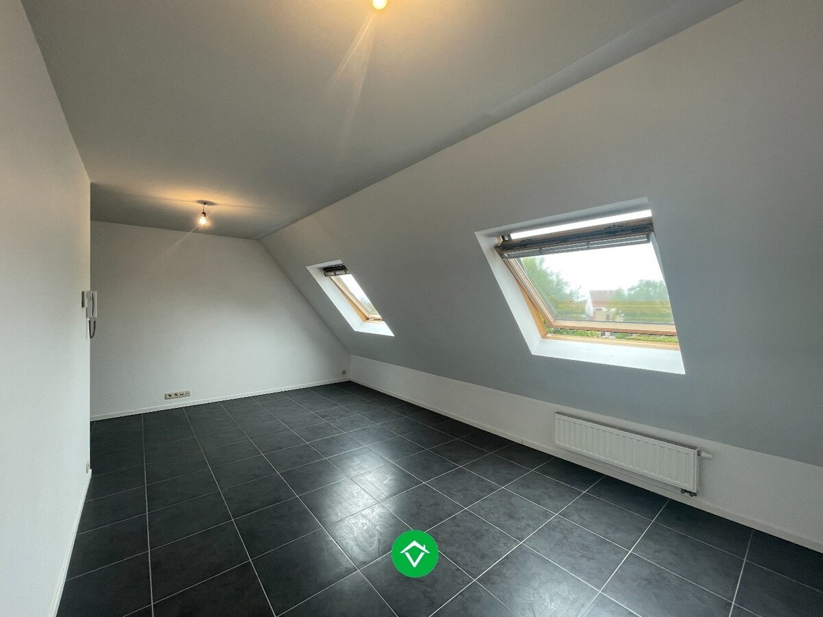 Rustig gelegen duplex appartement met 2 slaapkamers en autostaanplaats te Lichtervelde VRIJ 1/08/2026 