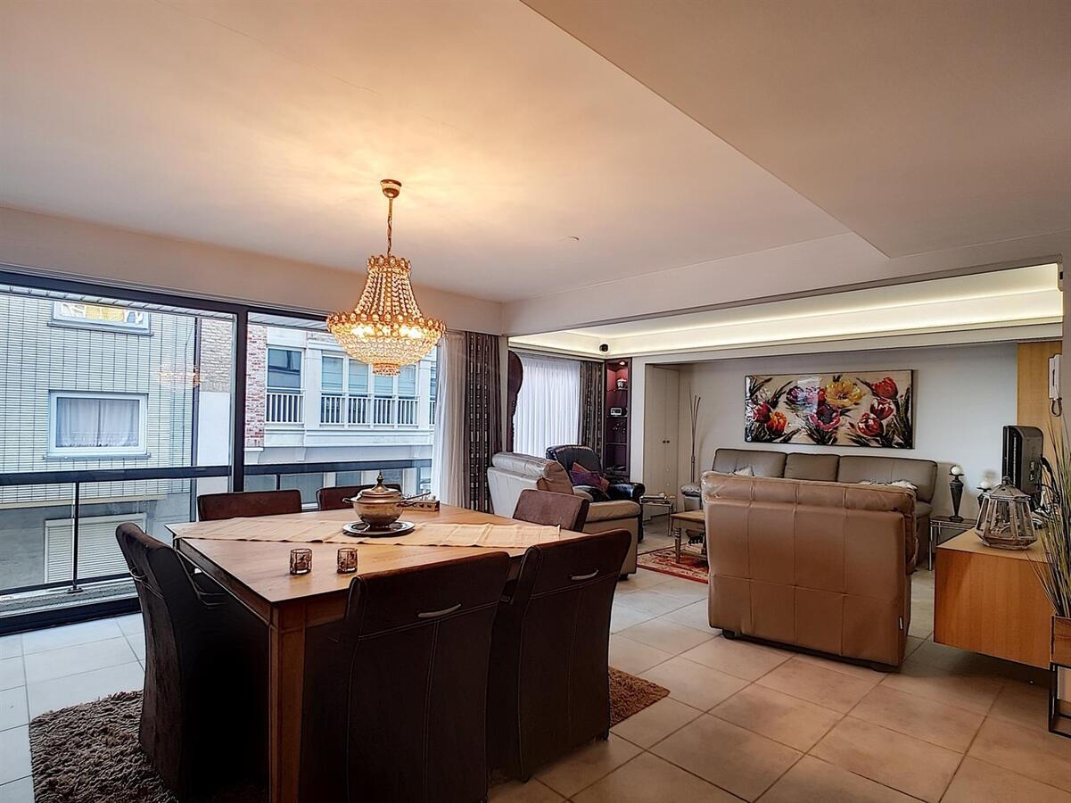 Verzorgd 2 slaapkamer appartement nabij het Heldenplein - Heist 